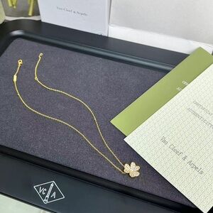 Van Cleef & Arpels flower necklace